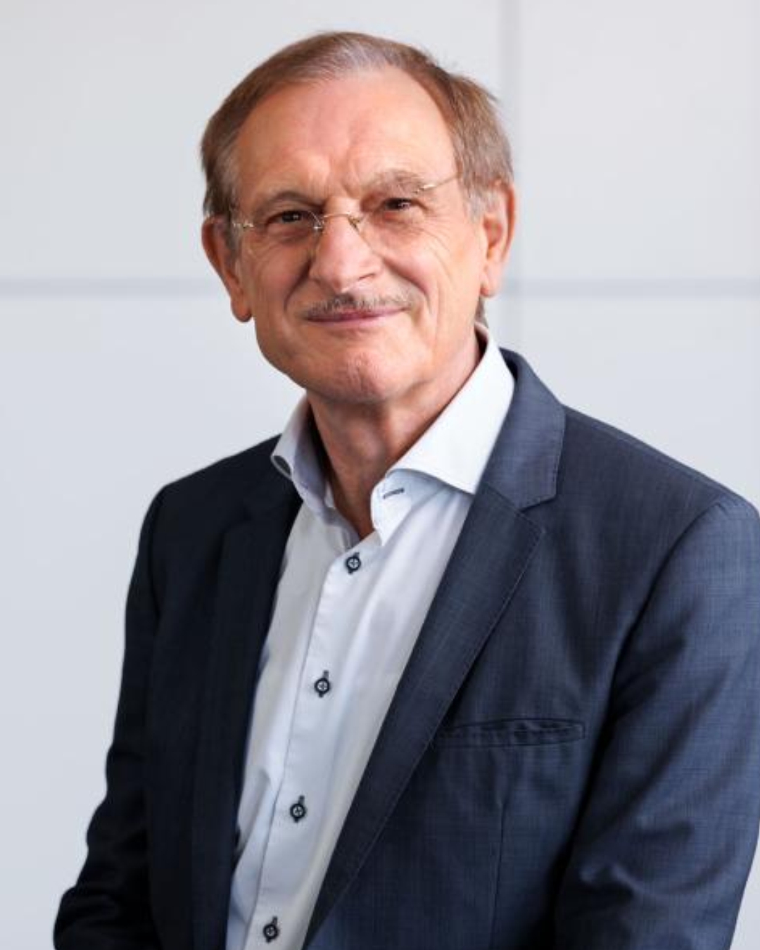 Dr. Gunter von AU